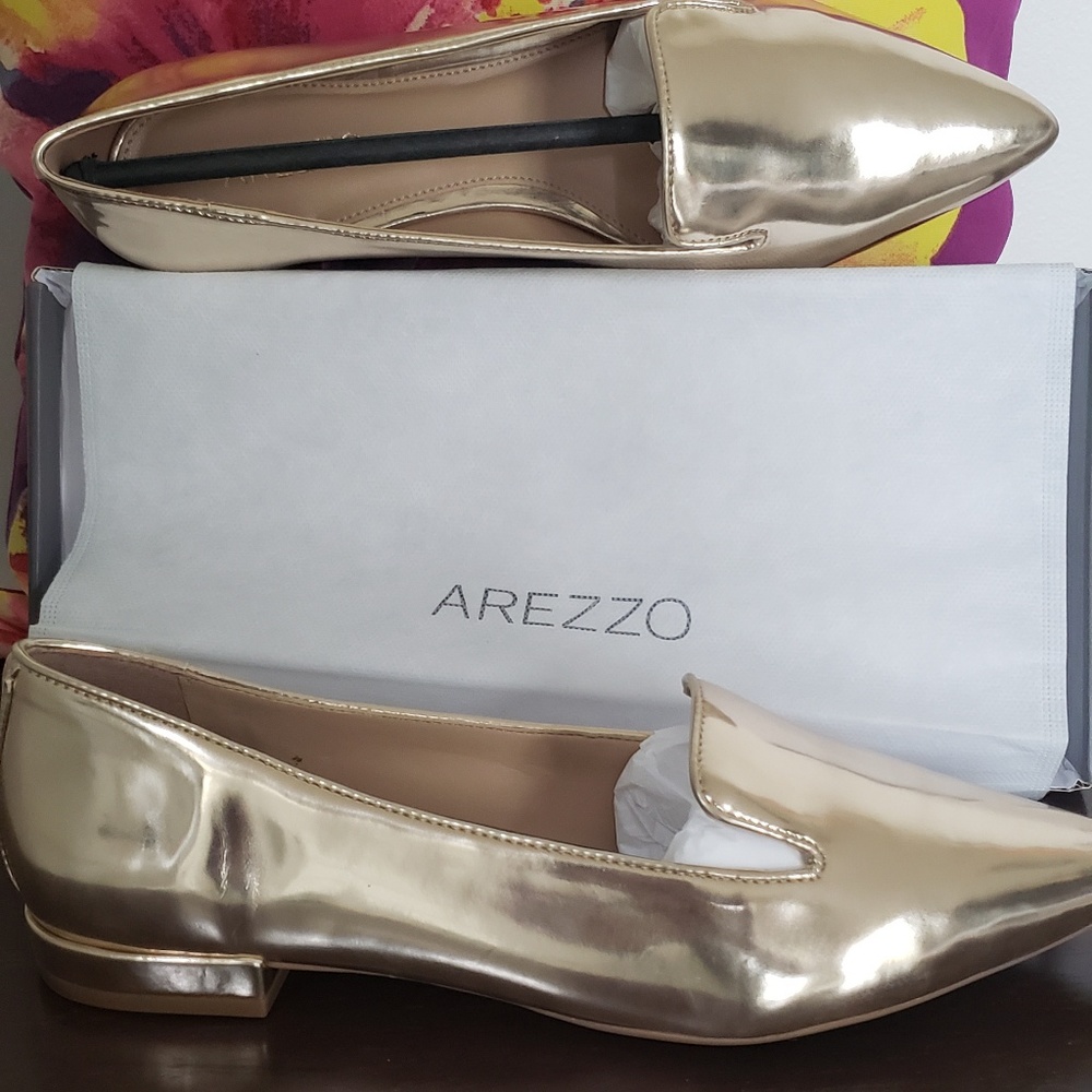 Gold flats/loafers ! Perfect for a little pop
